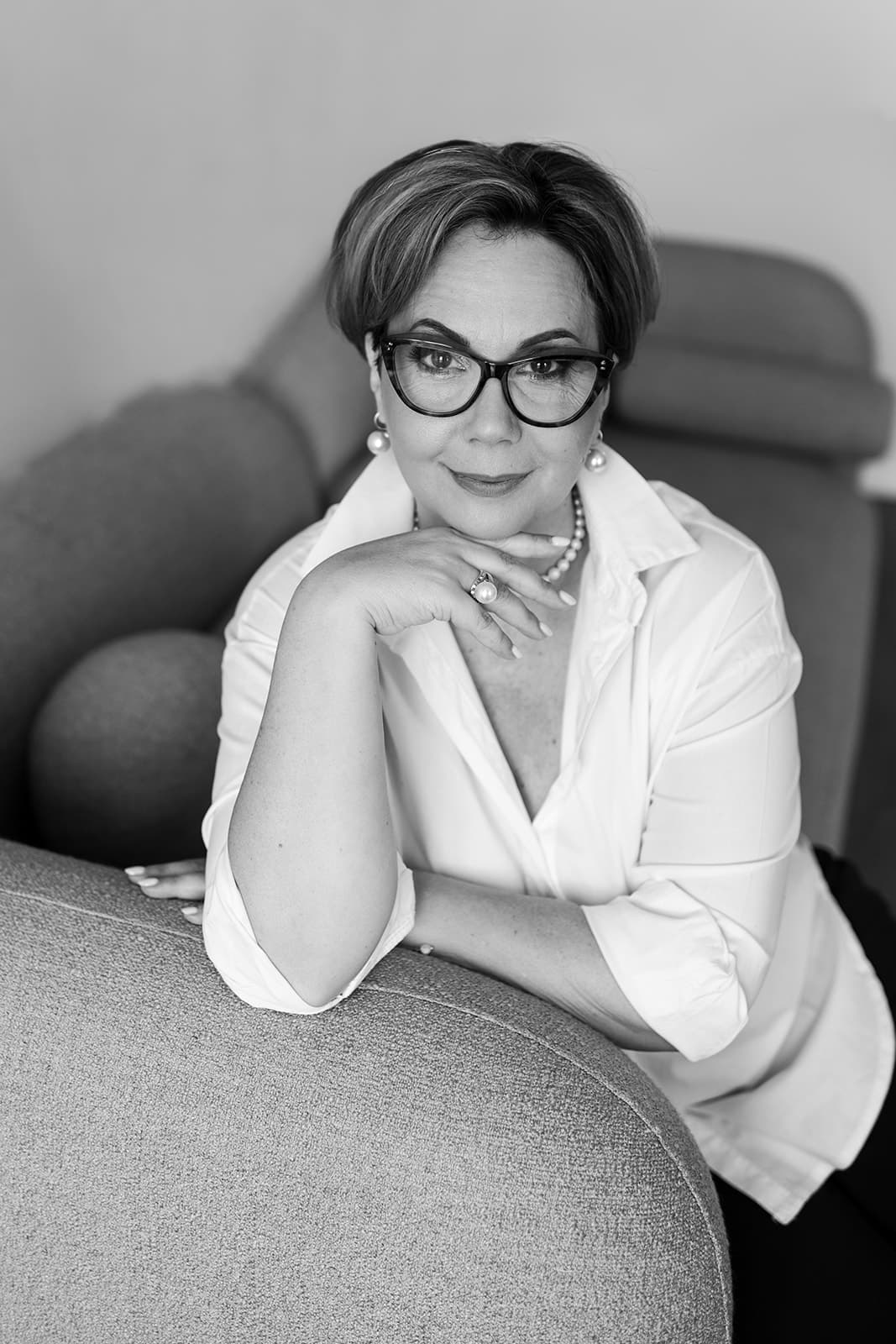 Adriana Chira, portret în fotoliu