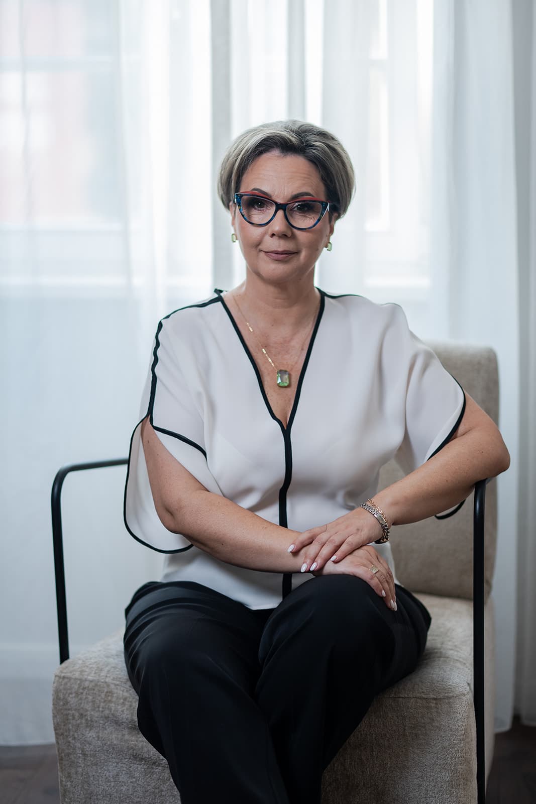 Adriana Chira, portret în cabinet